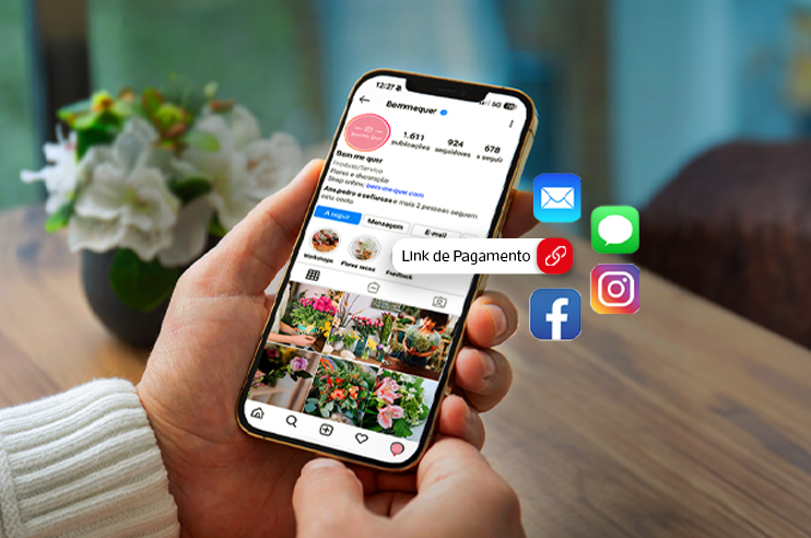 Telemóvel na mão de um individuo com o link de pagamento da POP by Link.