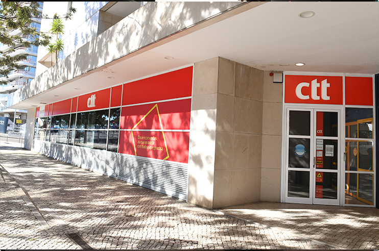 Fotografia da fachada de uma loja CTT.