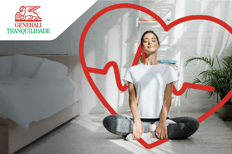 Senhora a meditar tranquila porque tem o Seguro de Saúde CTT.