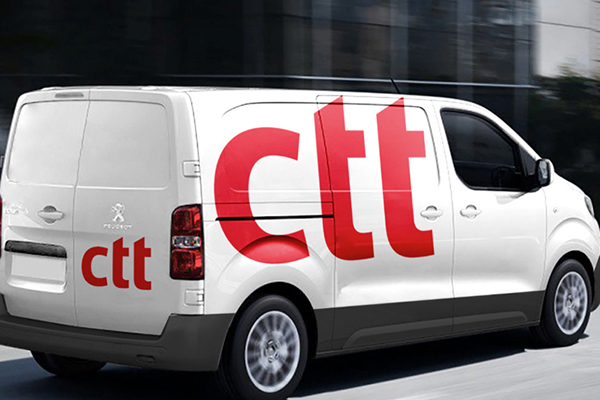 carrinha branca com logo CTT