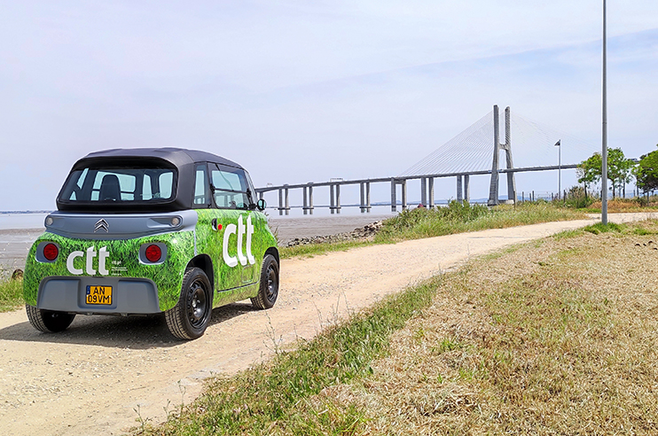 carro mini dos CTT forrado com relva - frota verde