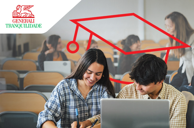 2 alunos a estudar, protegidos pelo Seguro Estudar no Estrangeiro.