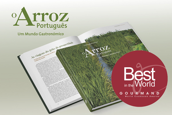 Capa com um arrozal  e com selo  Prémios Gourmand, o “Melhor Livro do Mundo sobre Arroz” e o “Melhor Livro de Gastronomia publicado em Portugal em 2024”