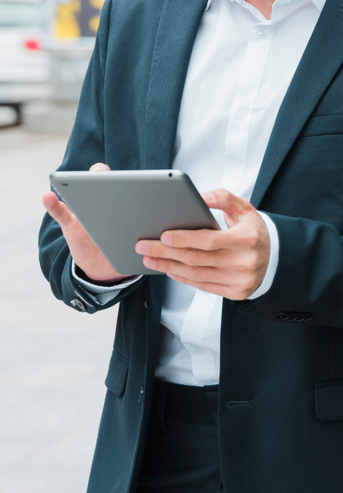 Senhor com um tablet na mão.